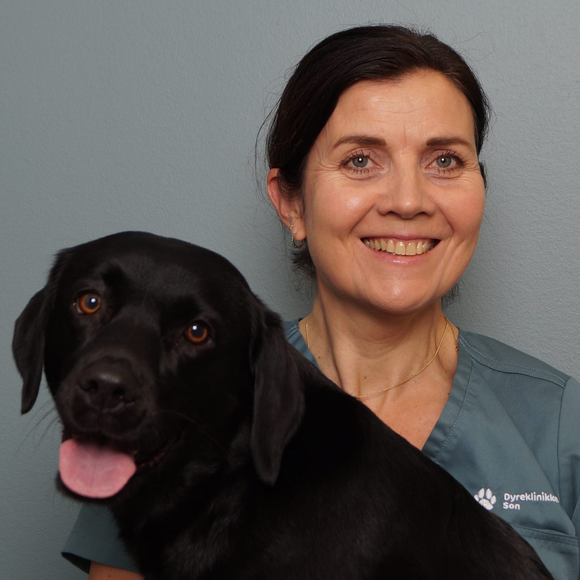 Marianne J Mandelin med hund